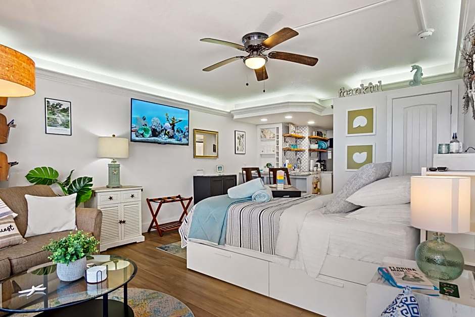 Luxury Beachfront Studio - Private Balcony with Ocean View - Heated Pool - Hot Tub - Tiki Bar - Sauna