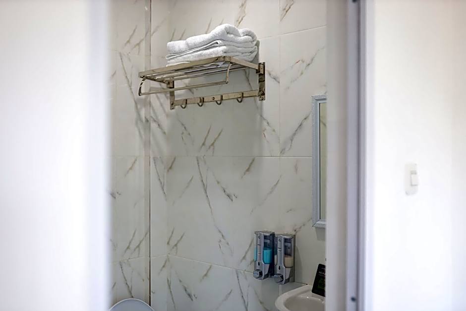 Urbanview Hotel Eropa Maros near Sultan Hasanuddin Airport by RedDoorz