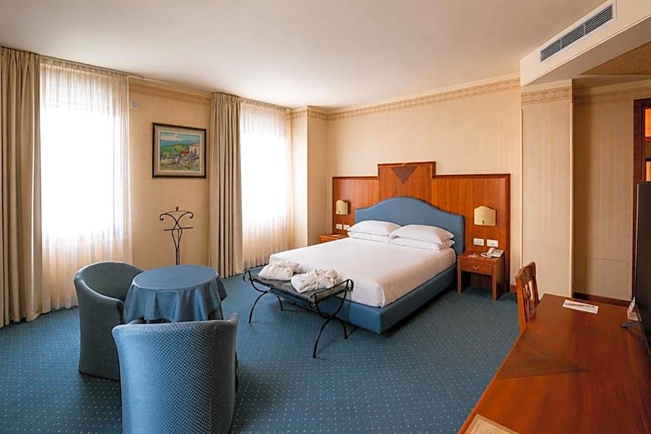 PHI Hotel Astoria