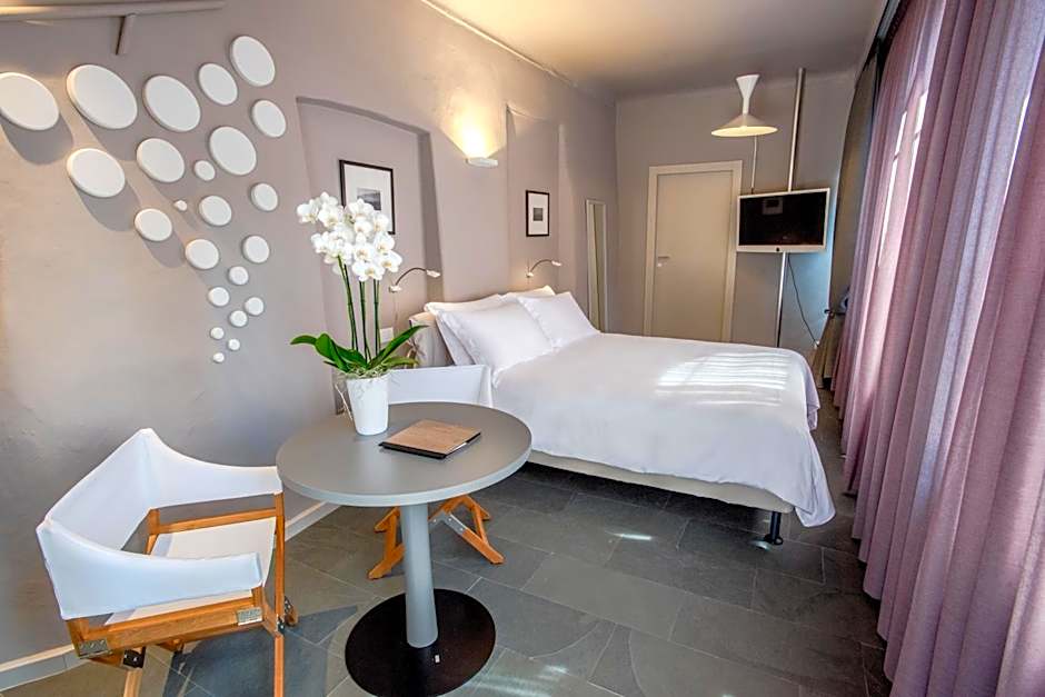 Uve Rooms & Wine Bar