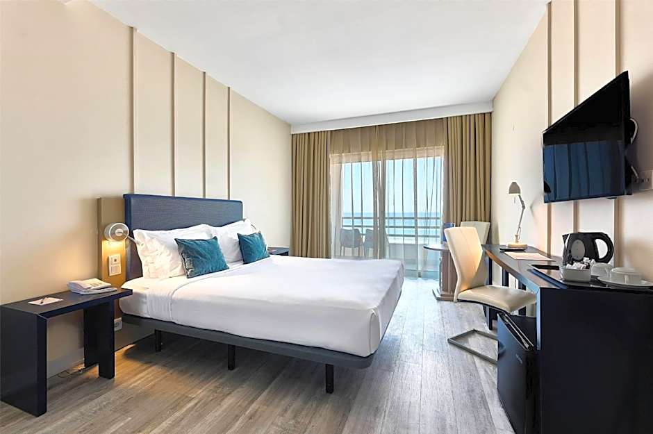 Photo 1 of 4 of Premium 1 Double Bed, Ocean front