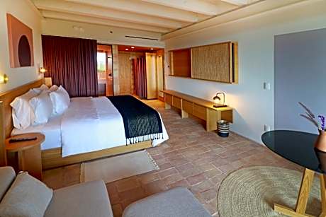 King Standard Room with Balcony