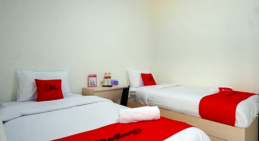 RedDoorz near Alun Alun Kudus 2