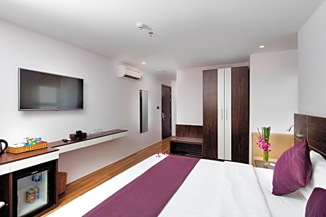Deluxe Double Room with City View and Balcony