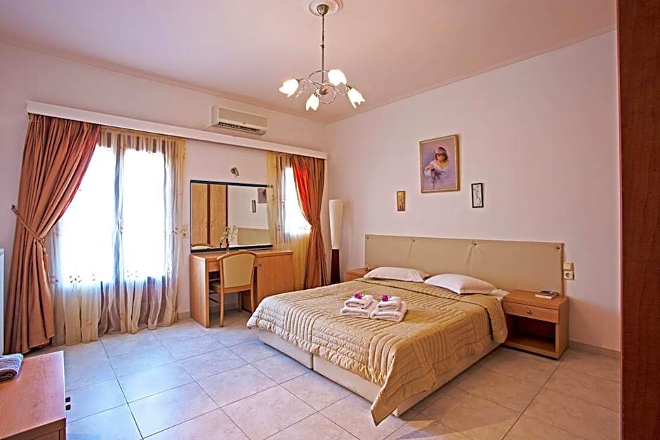Birds Villa Apartments with Heated Pool - Including Car and Breakfast