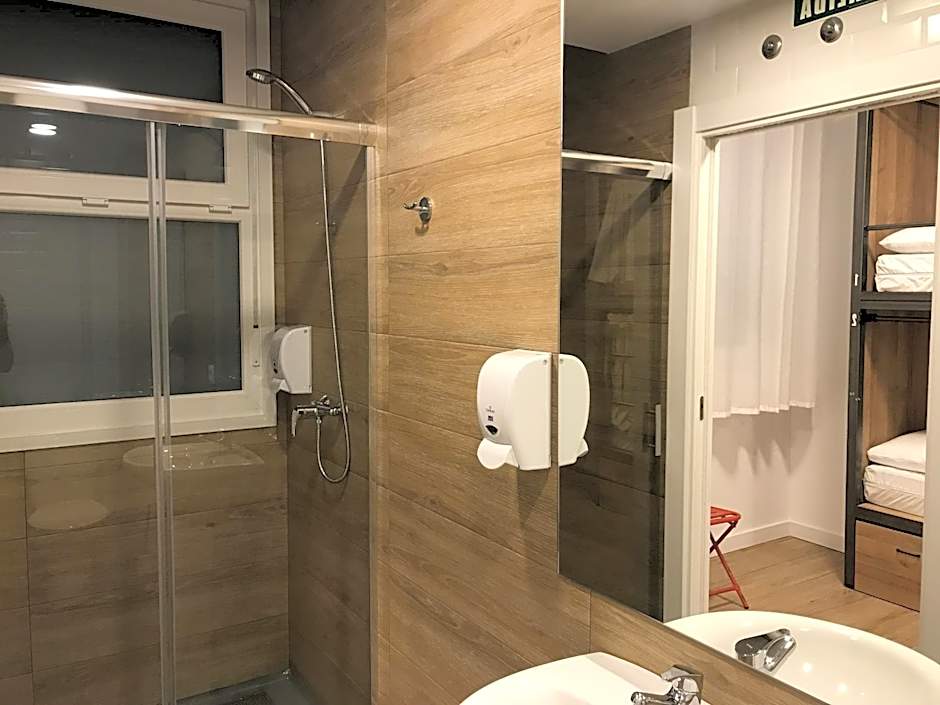 Winederful Hostel & Café