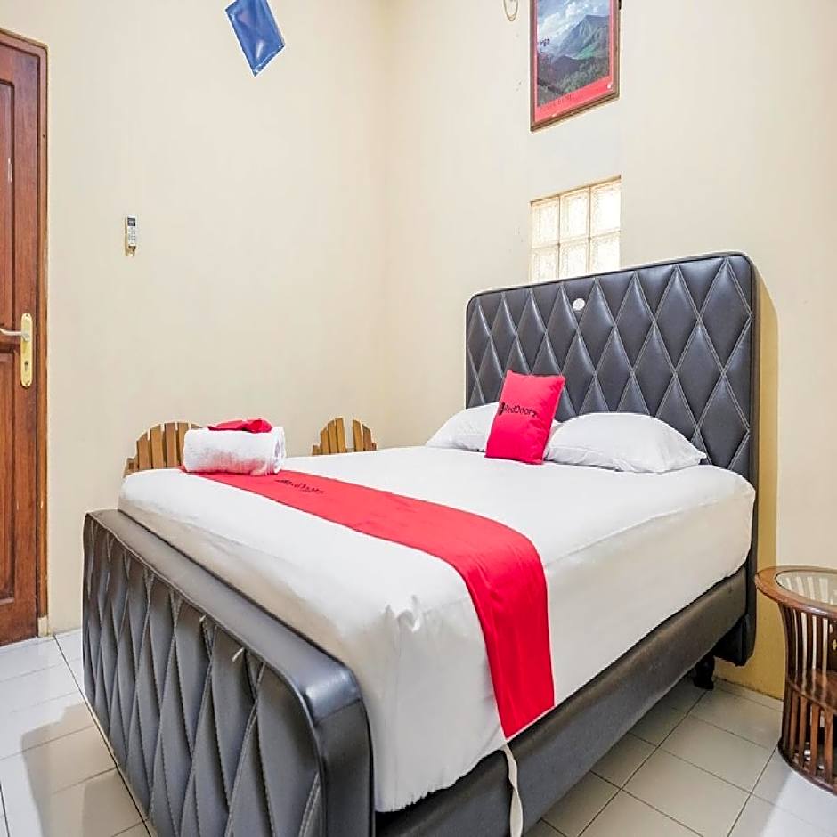 RedDoorz Syariah near Stadion Maulana Yusuf