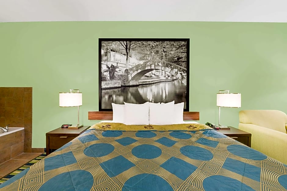 Super 8 by Wyndham Cotulla TX