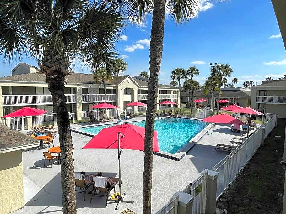 Newly Room in cozy hotel with Super location to the Parks