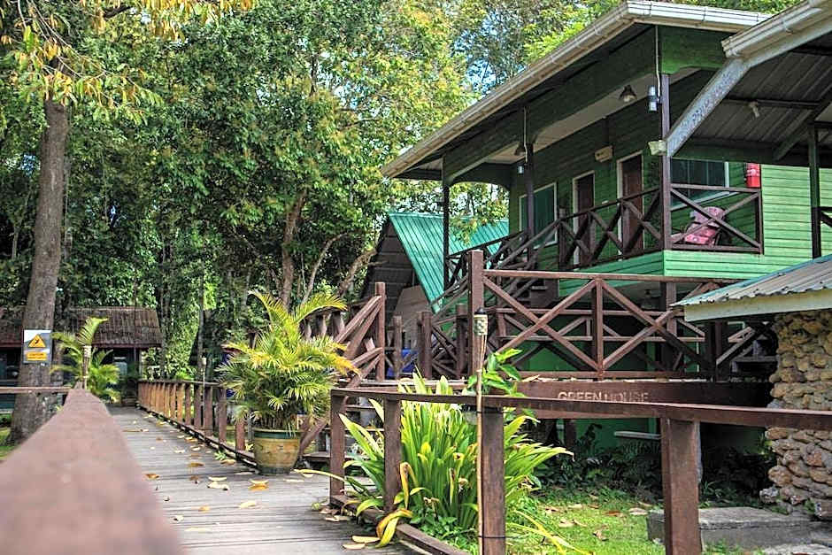 Sukau Greenview Bed and Breakfast