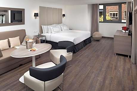 Grand Premium The Level with Bathtub (2 Adults + 2 Children)