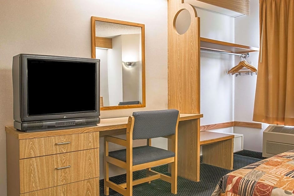 Days Inn by Wyndham Flint/Bishop International Airport