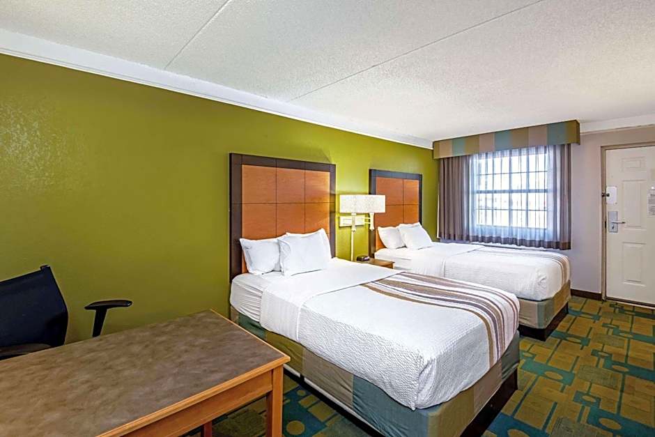 La Quinta Inn & Suites by Wyndham Mid-City