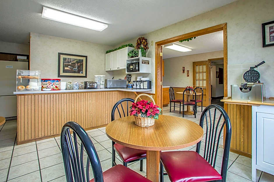 Econo Lodge Inn & Suites Galena Area