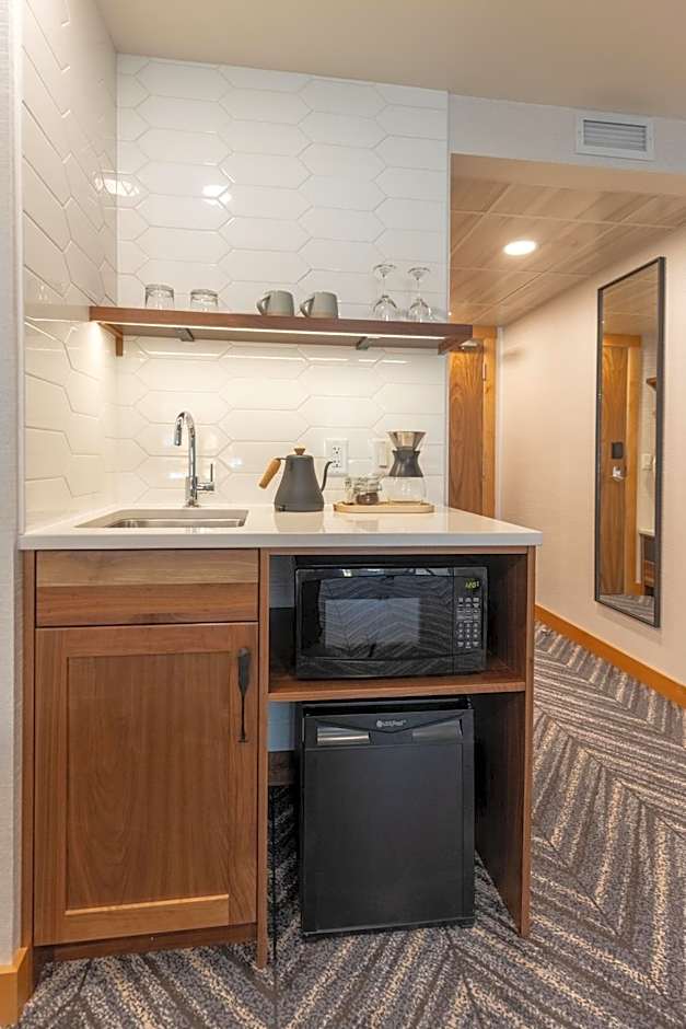 Hotel Canoe and Suites