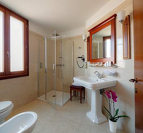 Junior suite canal view