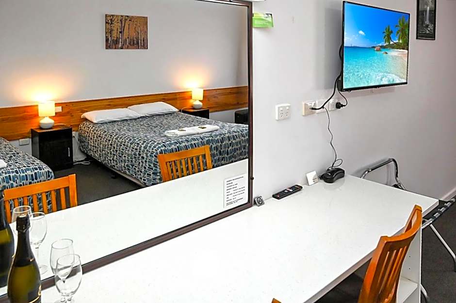 Holbrook Town Centre Motor Inn