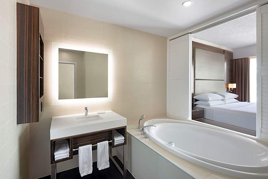 Delta Hotels by Marriott Edmonton Centre Suites