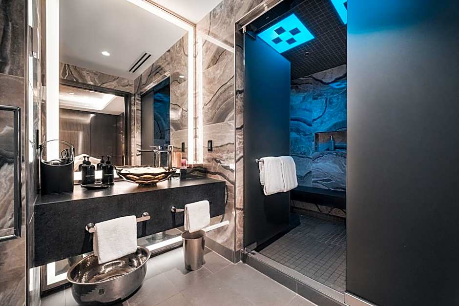 Paradox Hotel Vancouver 