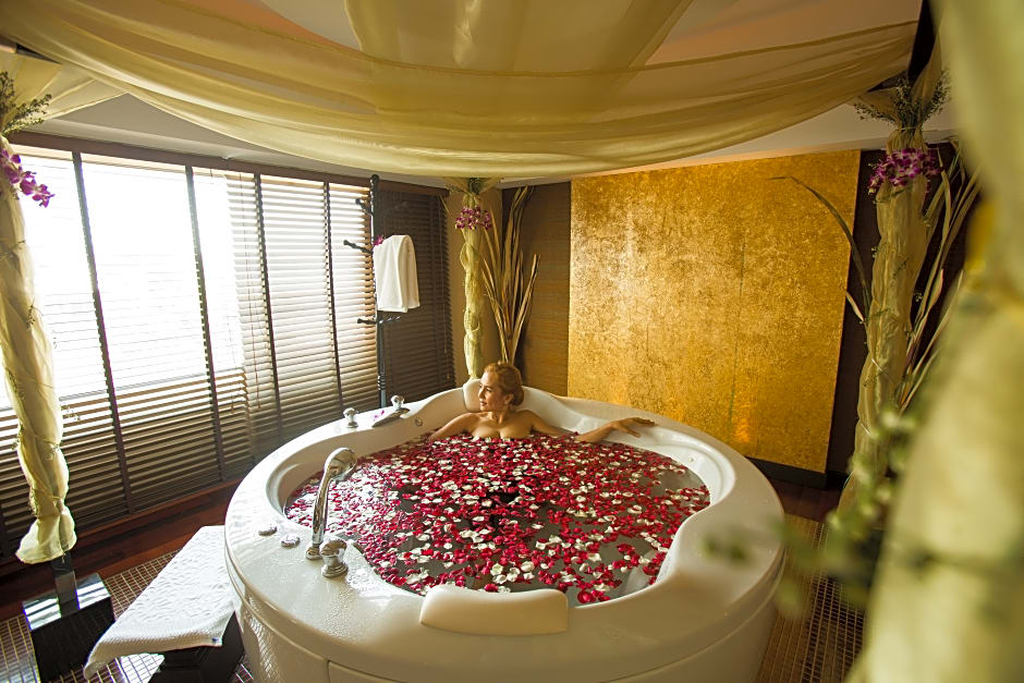 Ramada Plaza by Wyndham Bangkok Menam Riverside