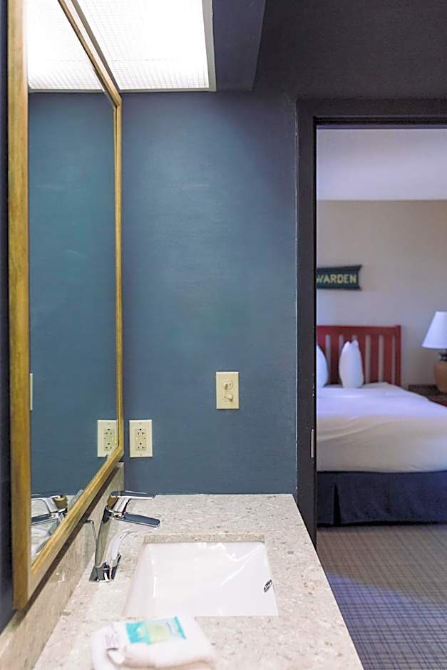 Wildwood Lodge & Suites