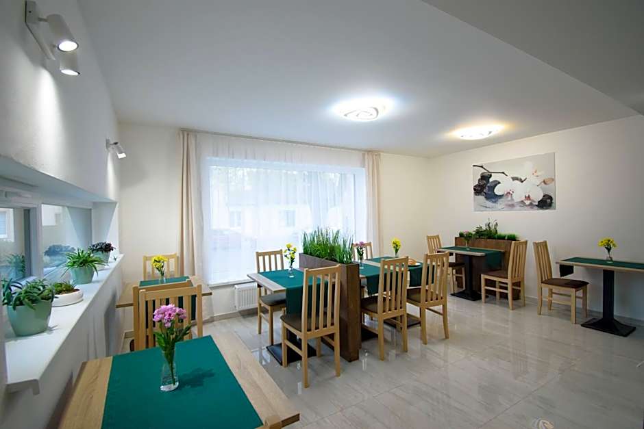 Solid Gold Garni Hotel