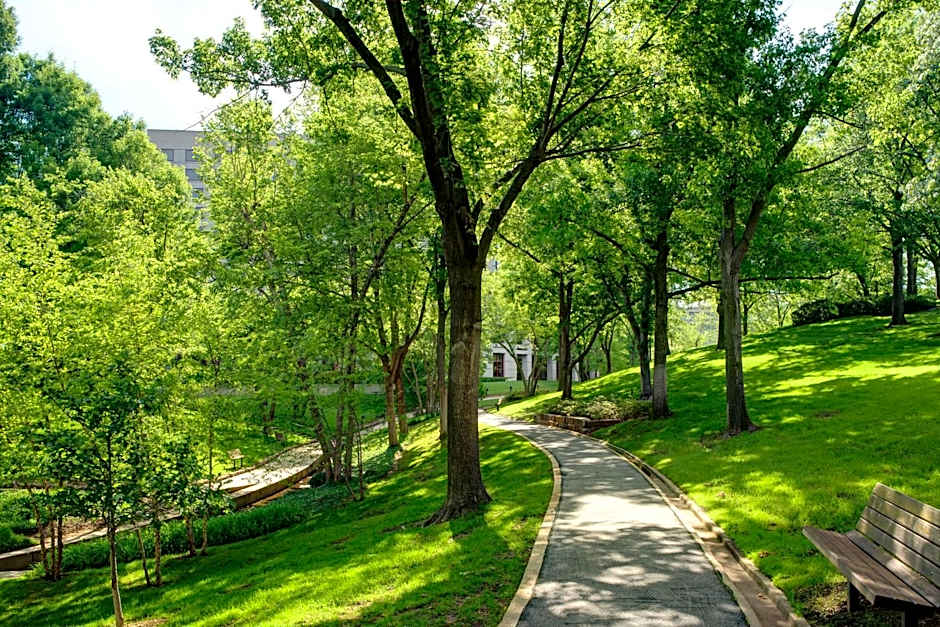 DoubleTree By Hilton Hotel Tulsa At Warren Place