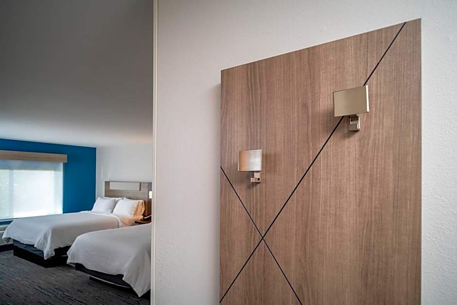 Holiday Inn Express & Suites Fairmont By IHG