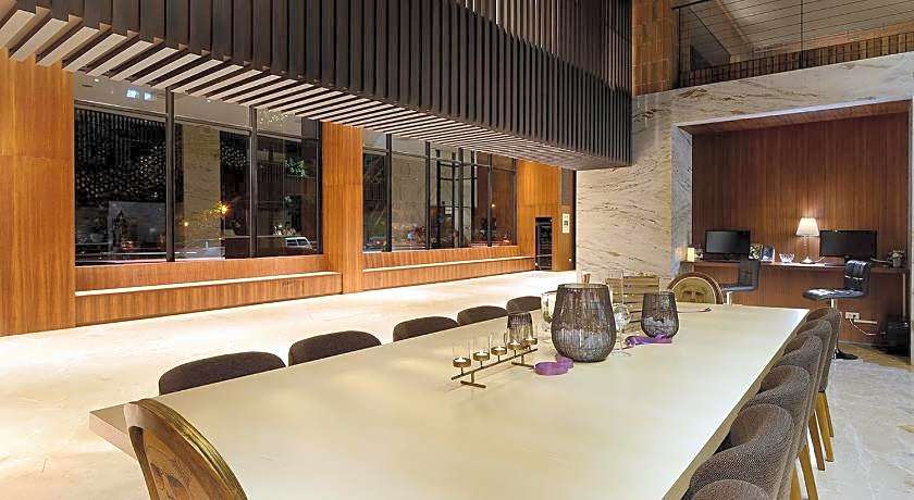 Aeris International Hotel