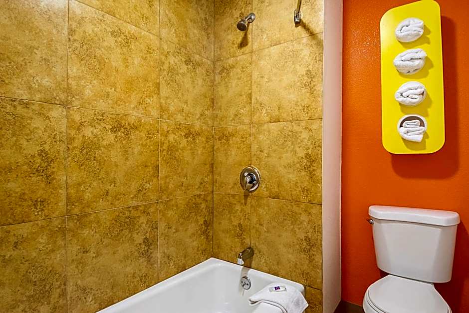 Motel 6 Lost Hills / Buttonwillow Racetrack