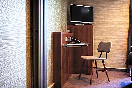 King Room with Roll-In Shower - Disability Access