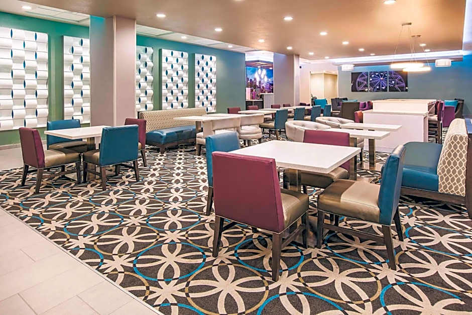 La Quinta Inn & Suites by Wyndham Dallas Plano - The Colony