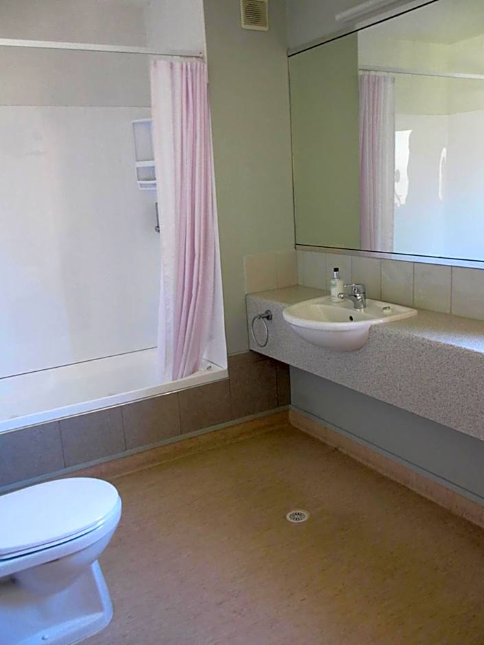 Alhambra Oaks Motor Lodge