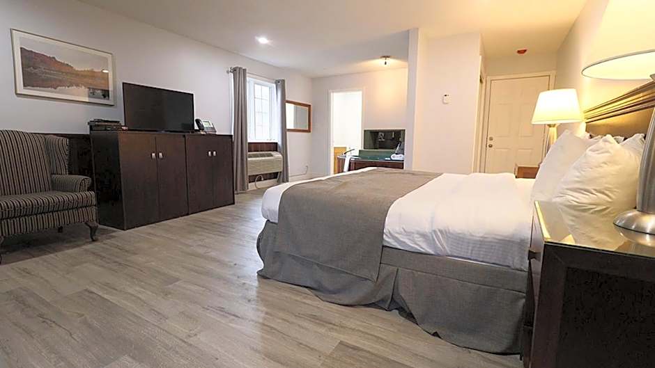 Algonquin Lakeside Inn