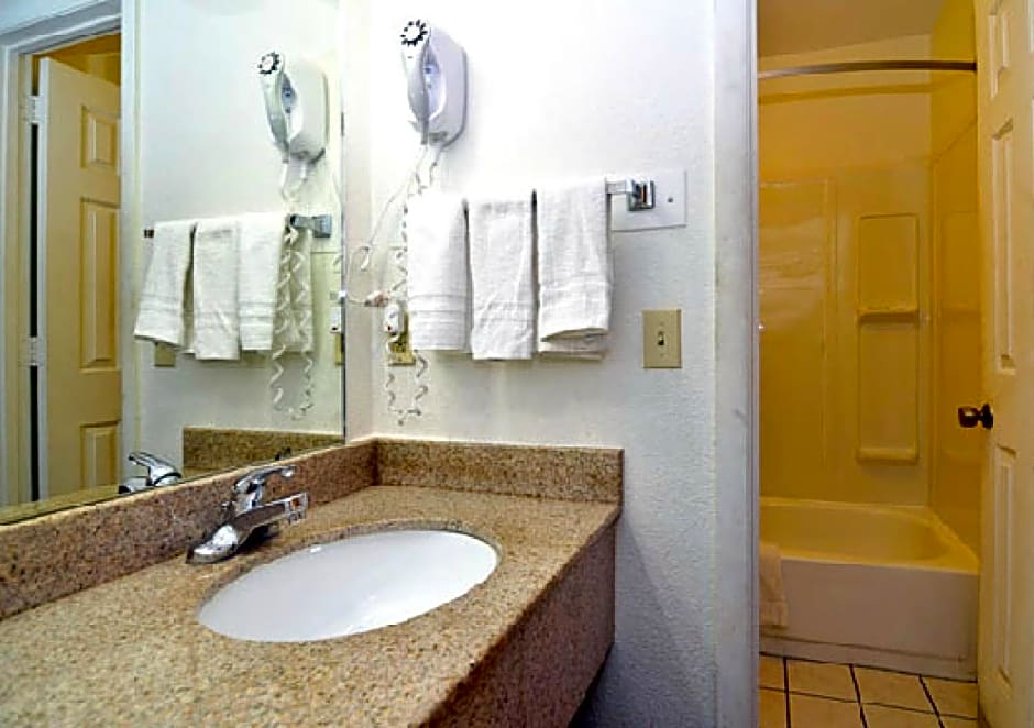 Super 8 by Wyndham Nashville West