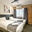 Coopers Colonial Motel