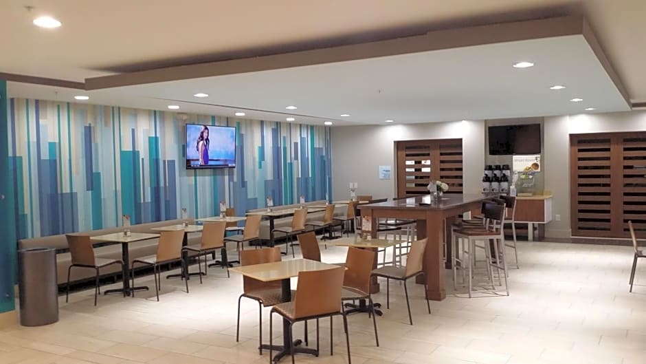 Holiday Inn Express & Suites Lexington Midtown By IHG