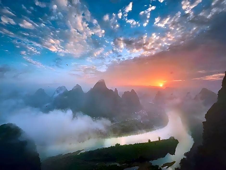 Yellow Cloth Reflection Inn