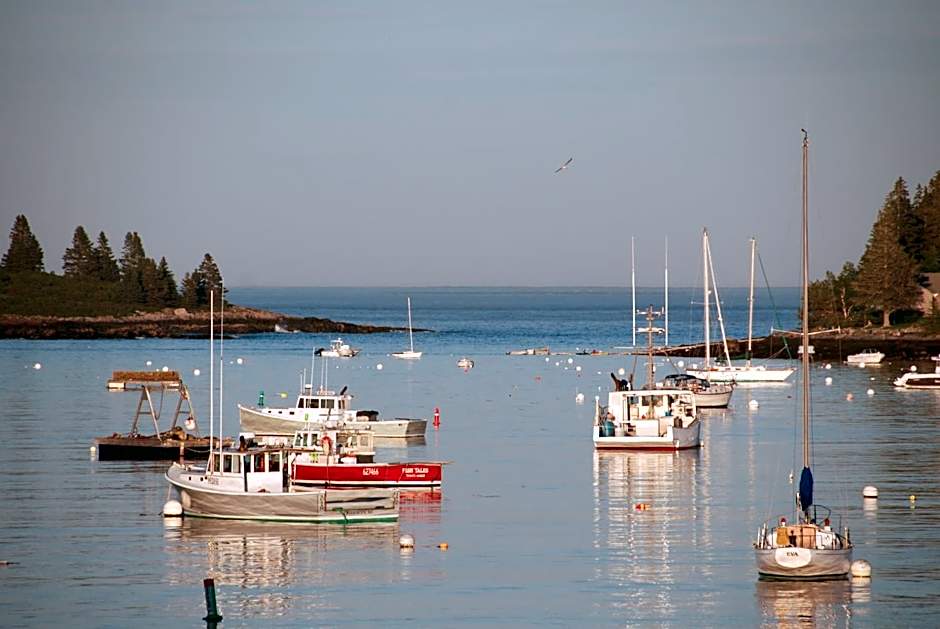 East Wind Inn & Suites