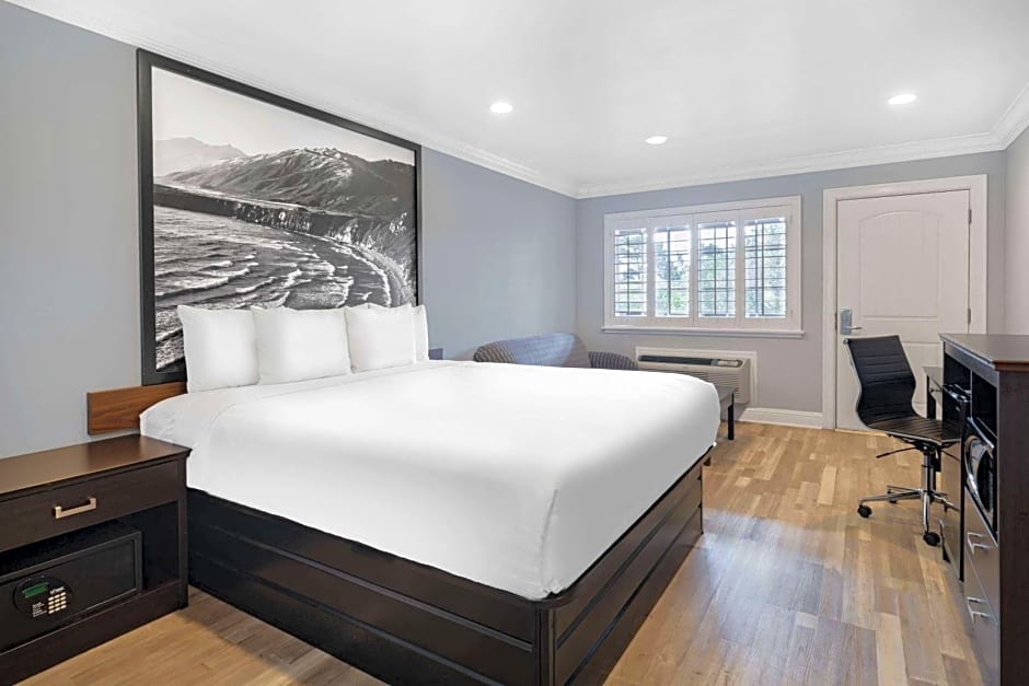 Aura Inn Monterey