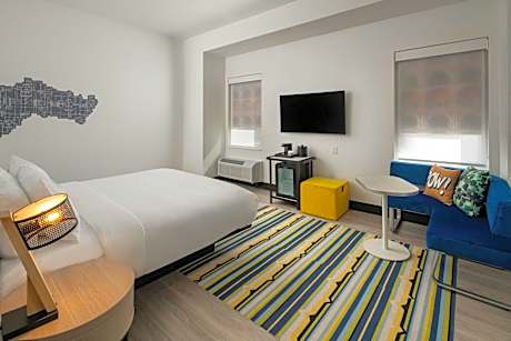 Deluxe, Larger Guest room, 1 King, Corner room