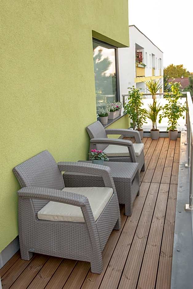 Solid Gold Garni Hotel