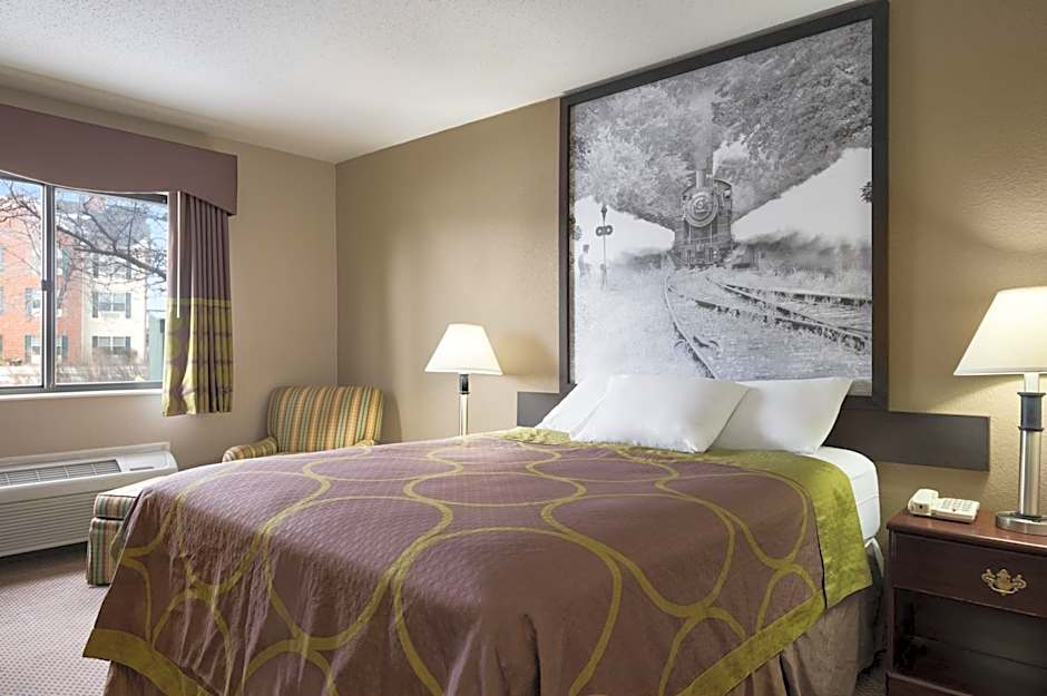 Super 8 by Wyndham Green Bay I-43 Bus. Park