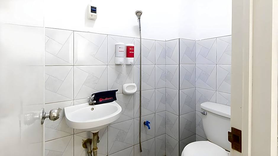 RedDoorz near Mariners Legazpi