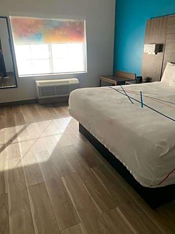 King Room with Bath Tub - Mobility Accessible/Non-Smoking