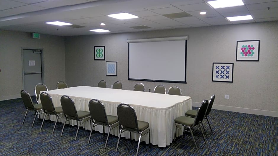 Holiday Inn Express & Suites Tracy By IHG