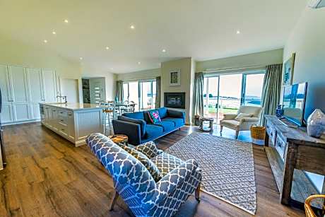 1 King Bed Apartment, Sea View