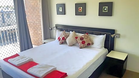 Two-Bedroom Apartment - 2 King Beds