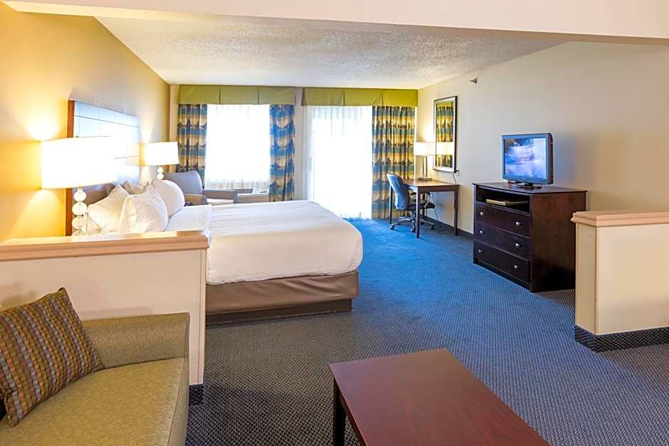 Photo 1 of 7 of 1 King Bed Suite, Lake View