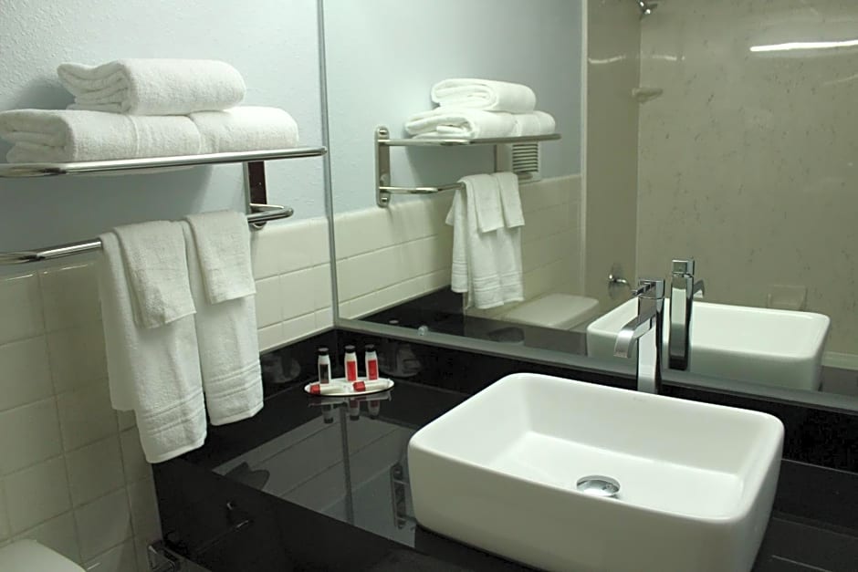 Travelodge by Wyndham Water's Edge Hotel - Racine